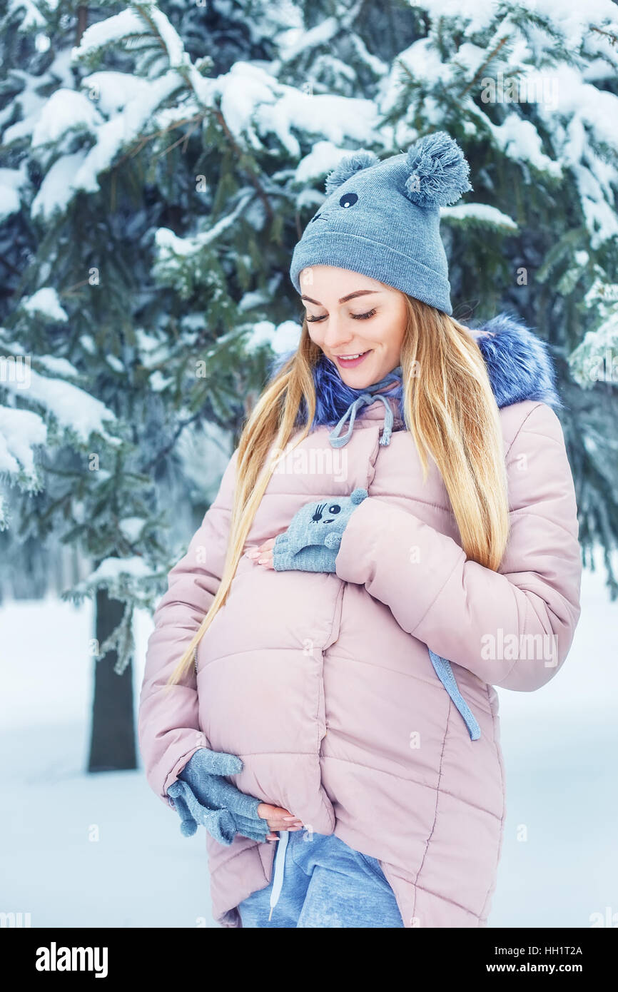 Werdende Mutter im winter Stockfoto