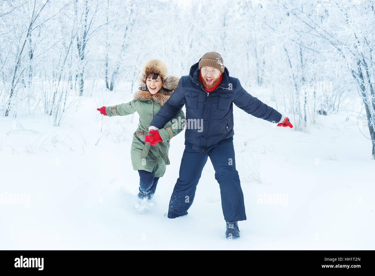 Glückliches Paar laufen im Winter im freien Stockfoto