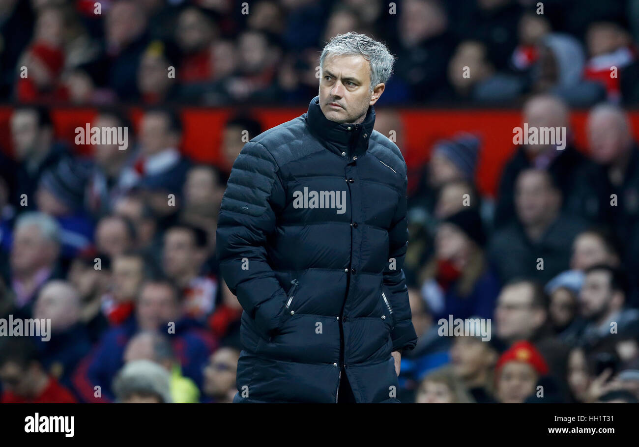 Manchester United-Trainer Jose Mourinho verlässt der Seitenlinie bereits vor der Halbzeit während der Premier-League-Spiel im Old Trafford, Manchester. Stockfoto