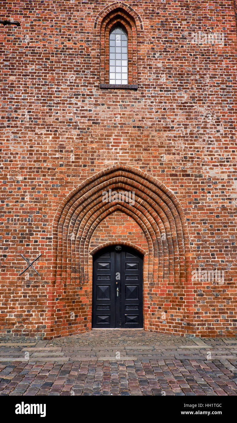 Eingang zum Elsinore Kathedrale mit einer schwarz lackierten Holz Doppeltür am unteren Rand der Turm aus roten Ziegeln gebaut Stockfoto