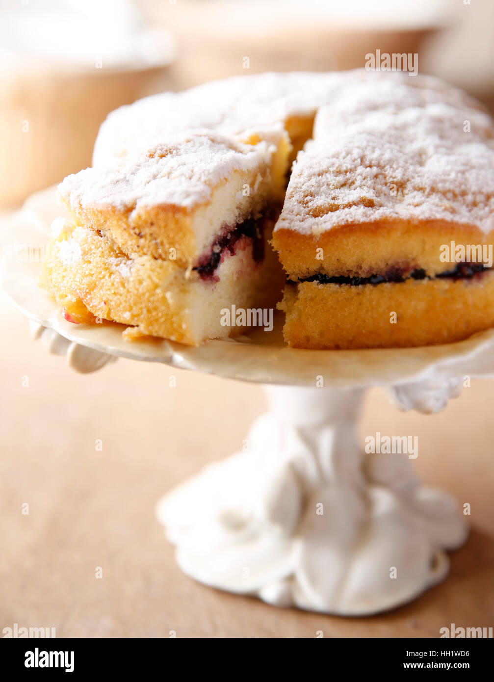 Biskuitböden auf einem Ständer Stockfoto