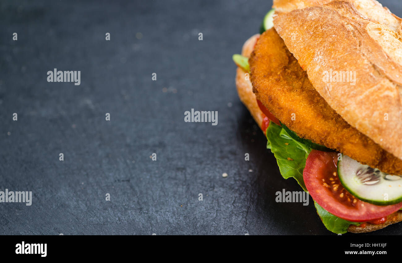 Schiefer Tafel mit einem Hähnchenschnitzel (close-up erschossen; selektiven Fokus) Stockfoto