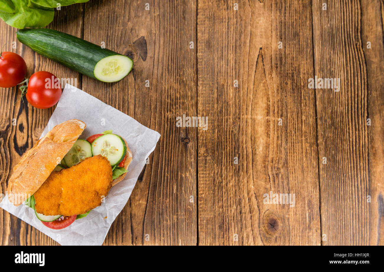 Hähnchenschnitzel auf einem Brötchen (Tiefenschärfe; detaillierte Nahaufnahme) Stockfoto