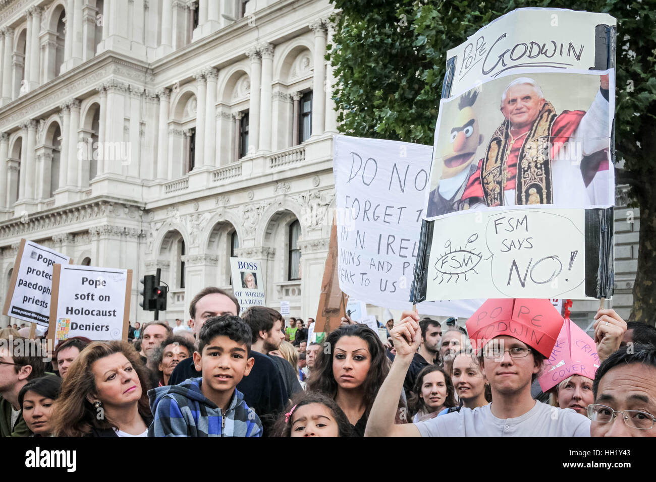 Anti-Papst-Demonstranten zeigen im Zentrum von London aus Protest gegen Papst Benedikt XVI. Joseph Ratzinger Staatsbesuch in UK. Stockfoto