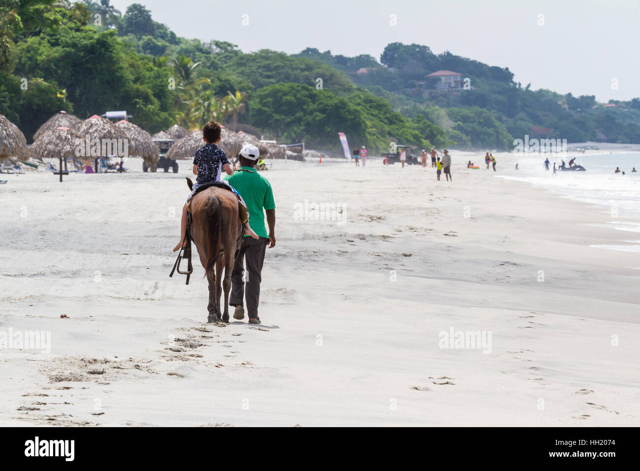 Santa Clara, Panama - 12 Juni: junge auf einem Pferd Reiten am Strand entlang in Panama. 12. Juni 2016, Santa Clara, Panama. Stockfoto