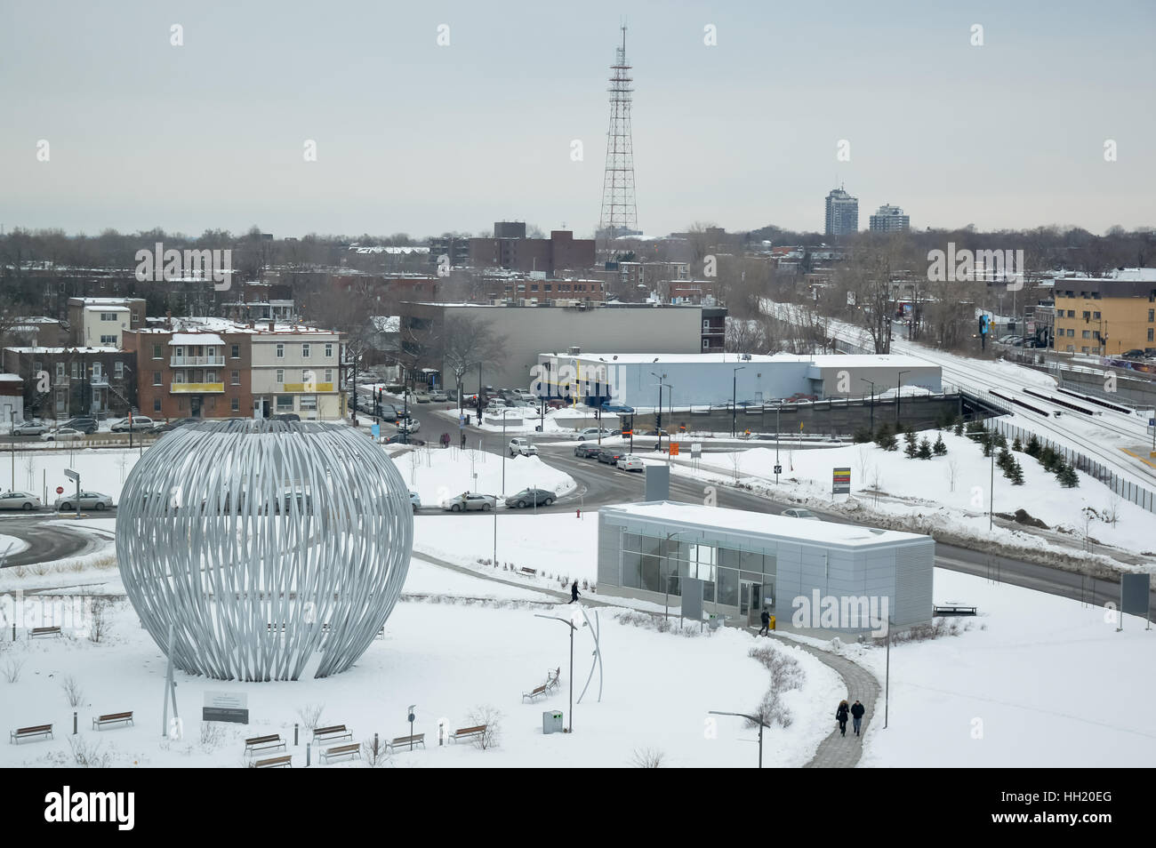 Montreal, Kanada - 12. Januar 2017: Interlaced "Finger" des Bildhauers Antony Gormley und Bahnhof am MUHC. Stockfoto