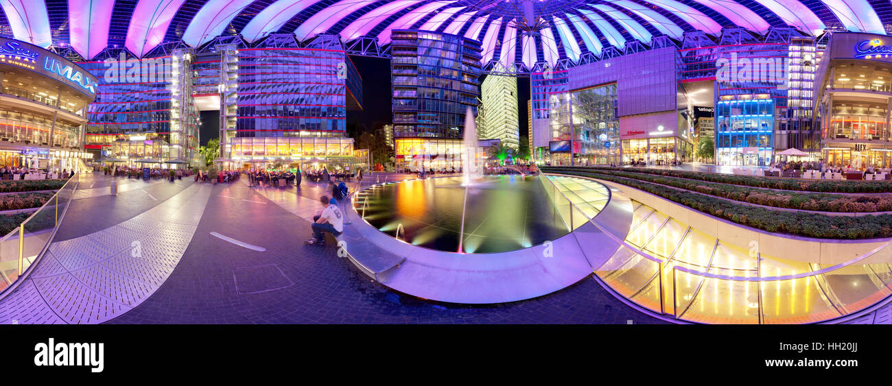 Panoramabild des Innenbereichs des Sony Center Potsdamer Platz bei Nacht in Berlin - Deutschland. Stockfoto