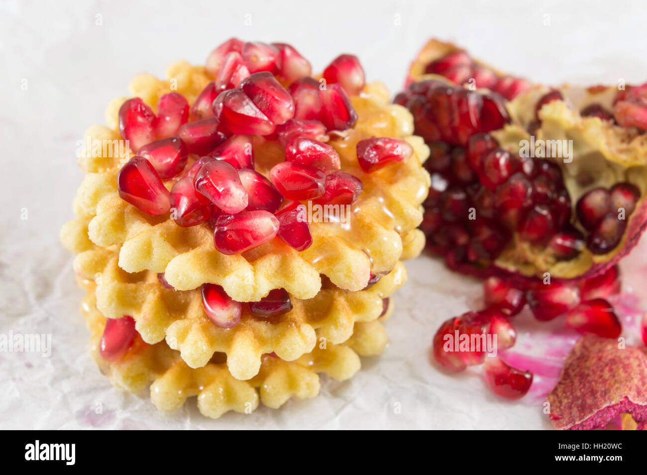 Goldene Waffel Kekse mit rohen Granatapfel-Frucht Stockfoto