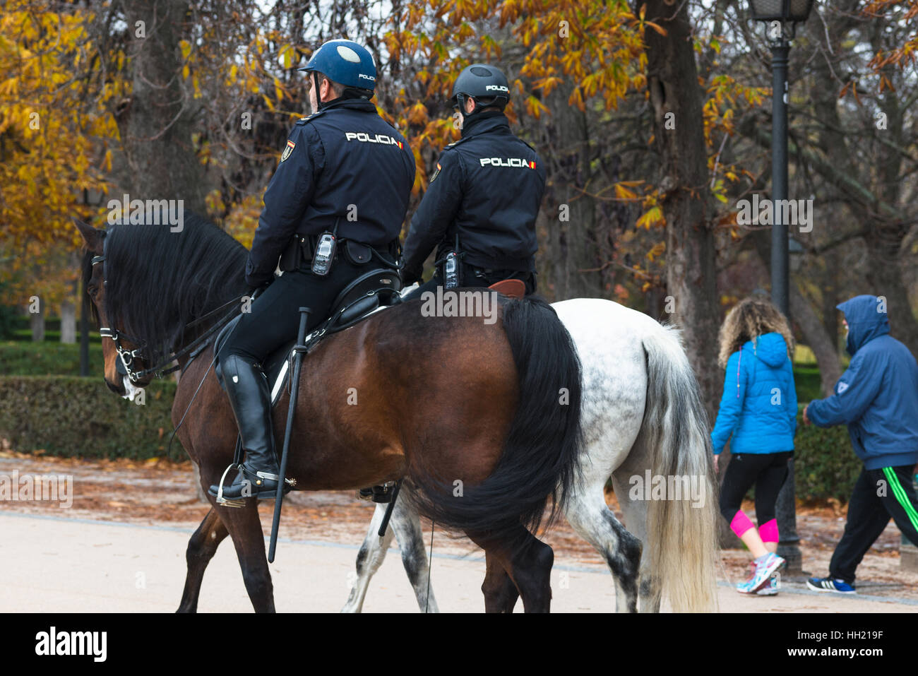 Zwei berittene Polizisten im Parque del Retiro, Madrid, Spanien. Stockfoto