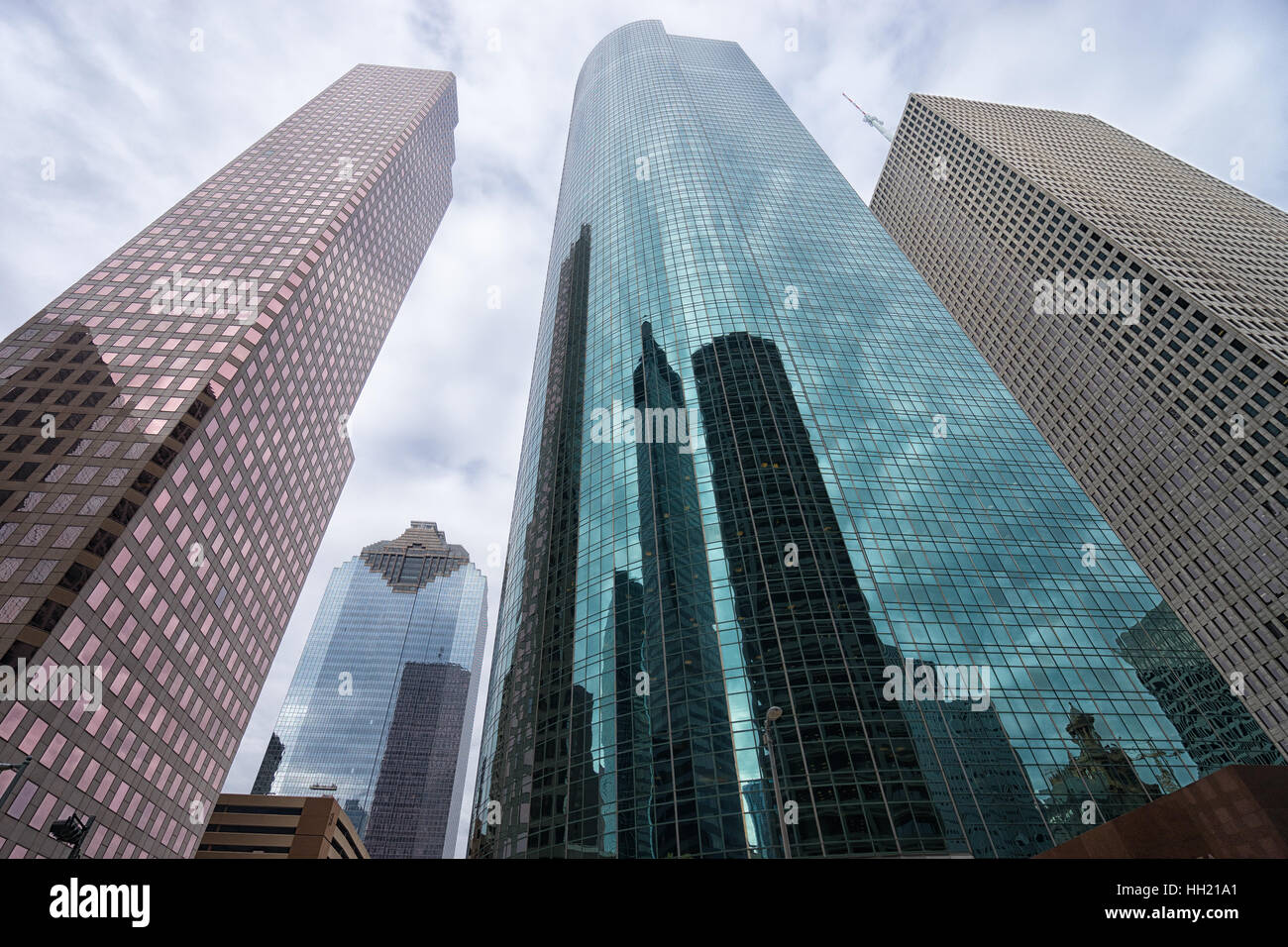 29. Dezember 2015 Houston, Texas: moderne Stahl-Glas Hochhäuser gegen den bewölkten Himmel im Bankenviertel Stockfoto