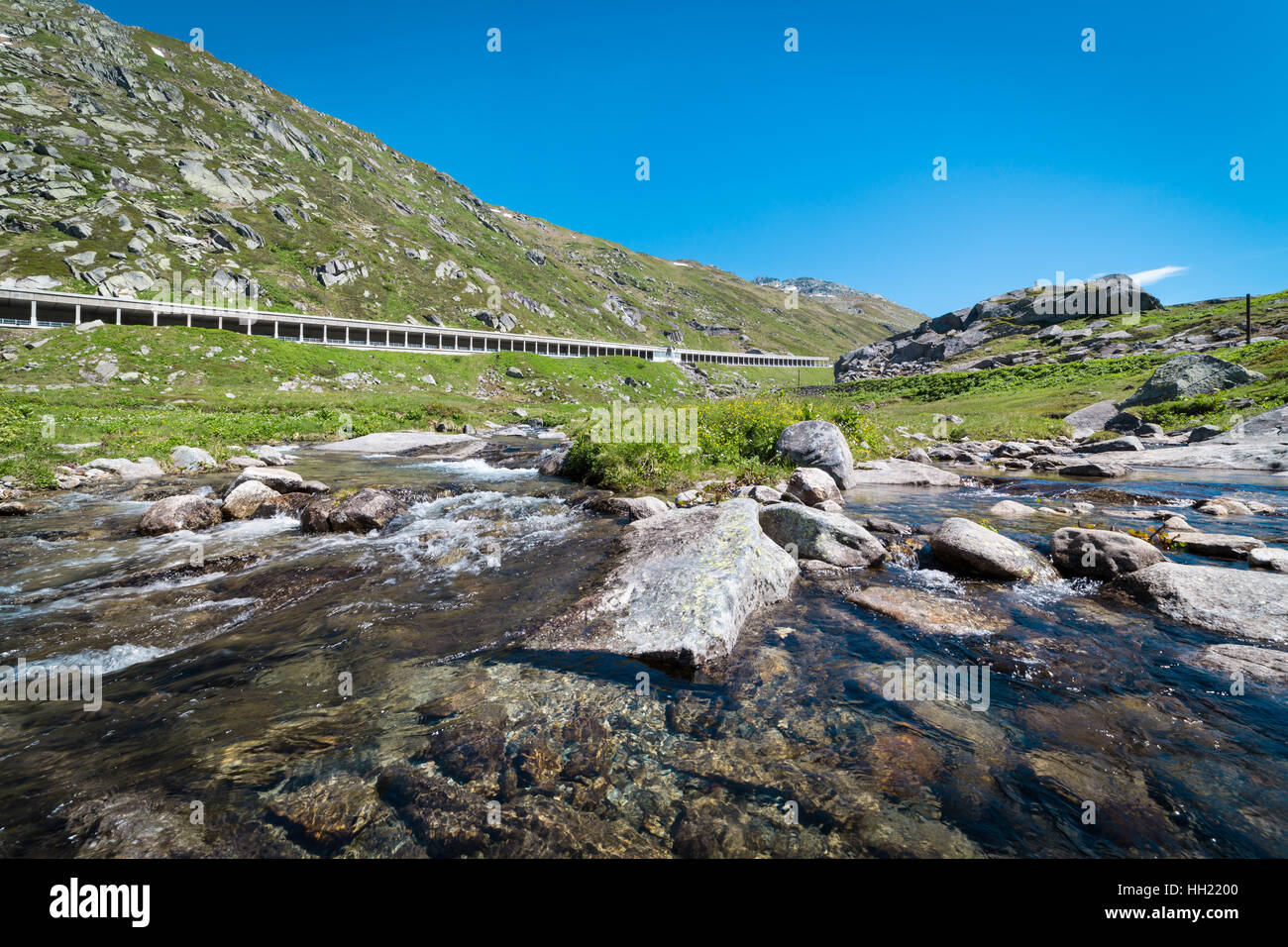Stream auf historische Gotthard-Passstrasse, Alpen, Schweiz Stockfoto
