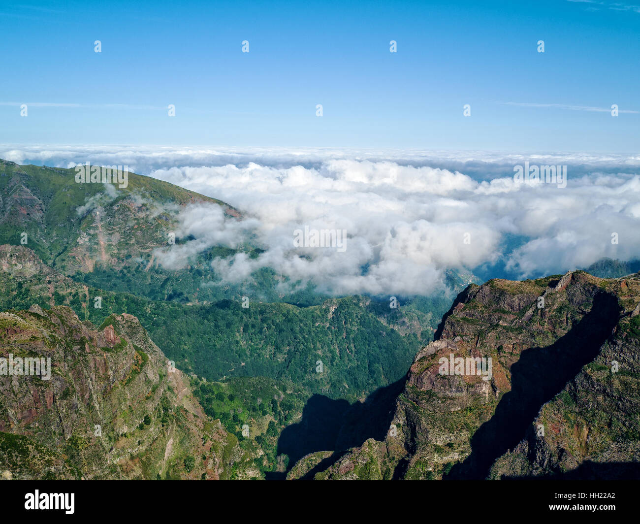 Fantastische Landschaft Rocky Mountains mit Wolken Madeira Insel, Luftbild Stockfoto
