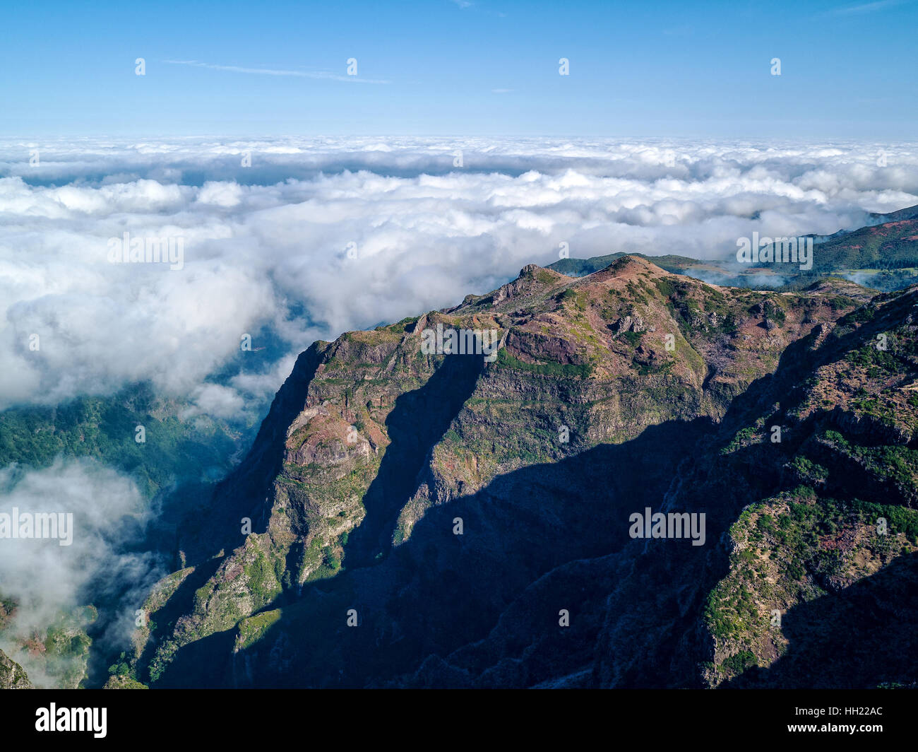 Fantastische Landschaft Rocky Mountains mit Wolken Madeira Insel, Luftbild Stockfoto