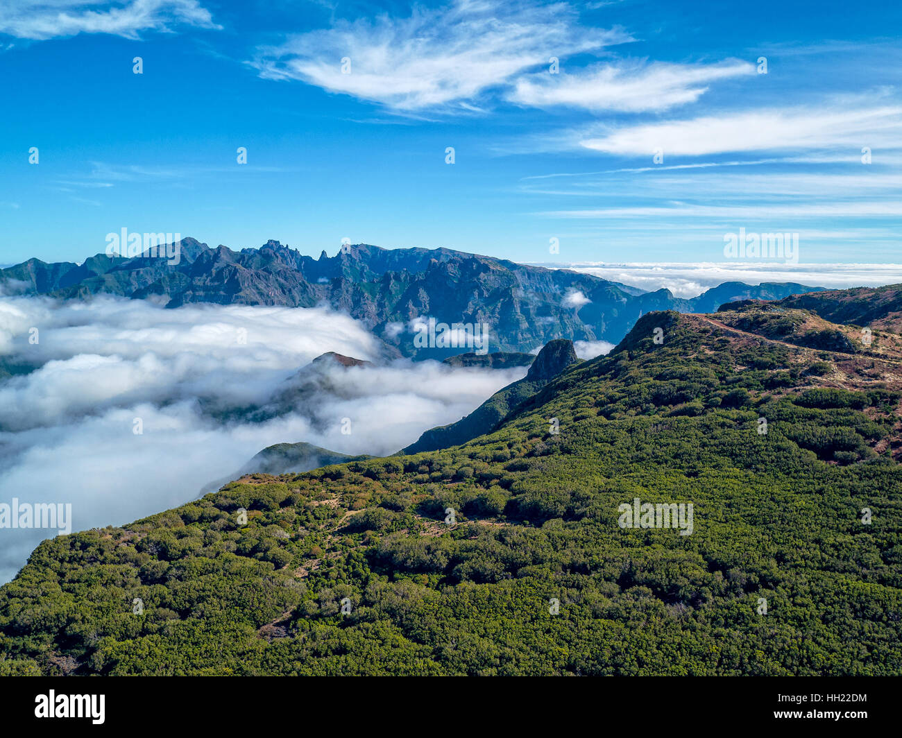 Fantastische Landschaft Rocky Mountains mit Wolken Madeira Insel, Luftbild Stockfoto