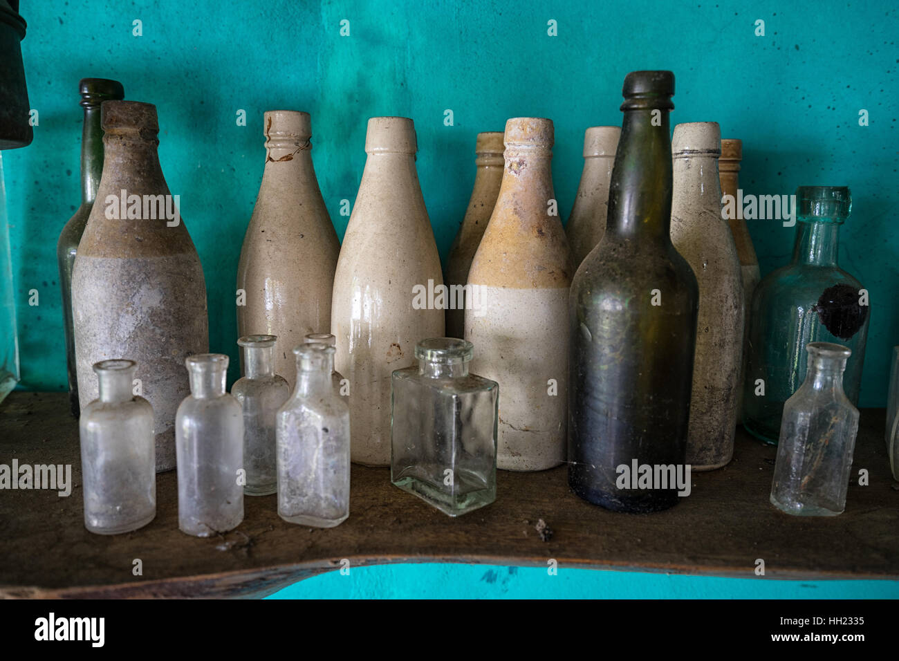 Alte Flaschen aus einem Schiffswrack, Panama Stockfoto