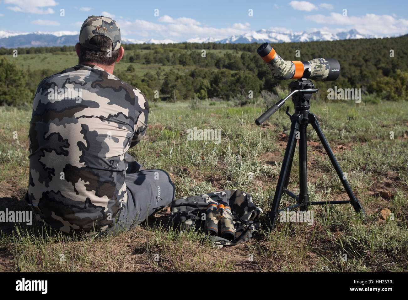 Outdoor-Mann sitzt neben seinem Spektiv Blick auf dem Lande in western Colorado Stockfoto