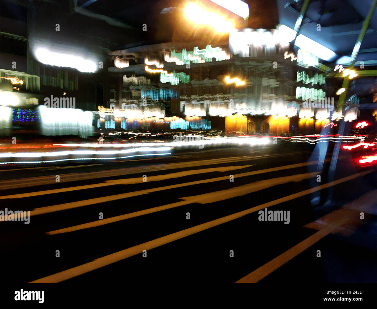 Pkw-Verkehr in der Nacht. Bewegung verwischt Hintergrund. Stockfoto