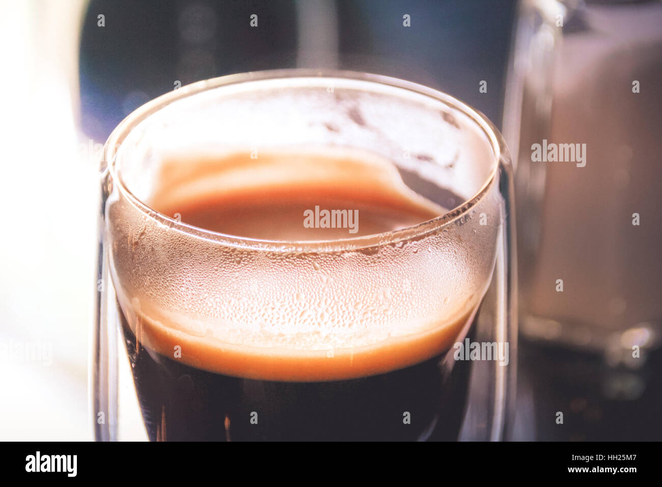 Foto von einer transparenten Tasse Kaffee Stockfoto