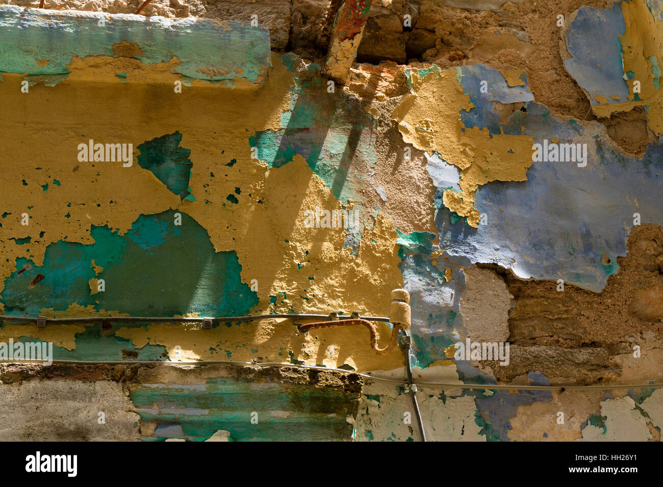 Alte Mauer mit Rissen und Farbe Flecken Stockfoto