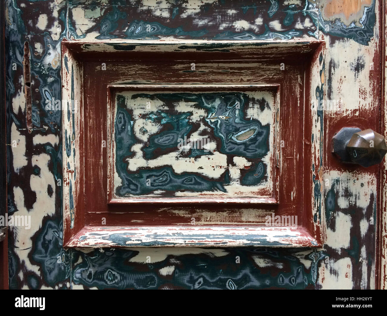 Alte Tür in der Instandhaltung mit abgeschliffenem Farbe Stockfoto