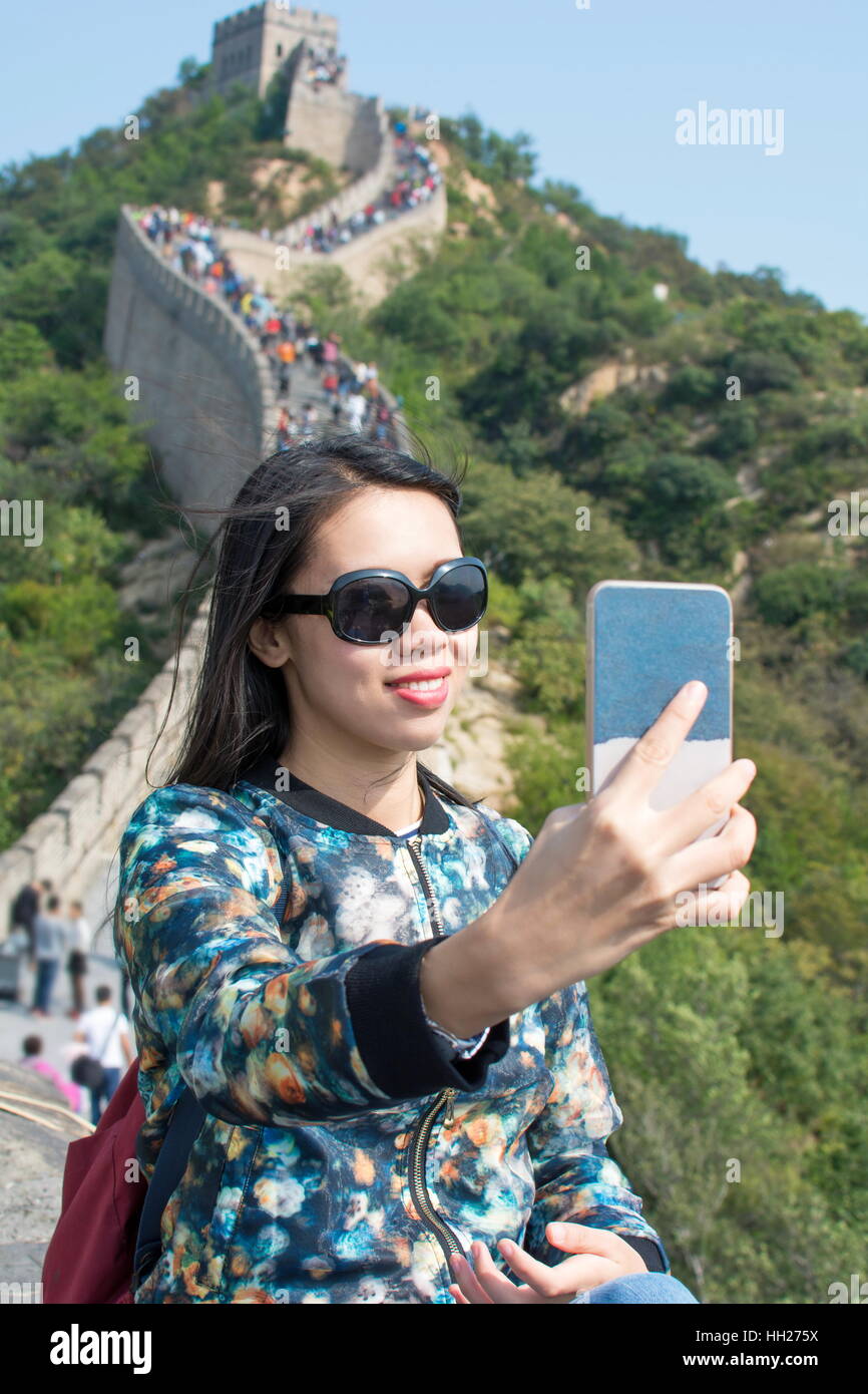 Mädchen, die Selfie auf der chinesischen Mauer Stockfoto