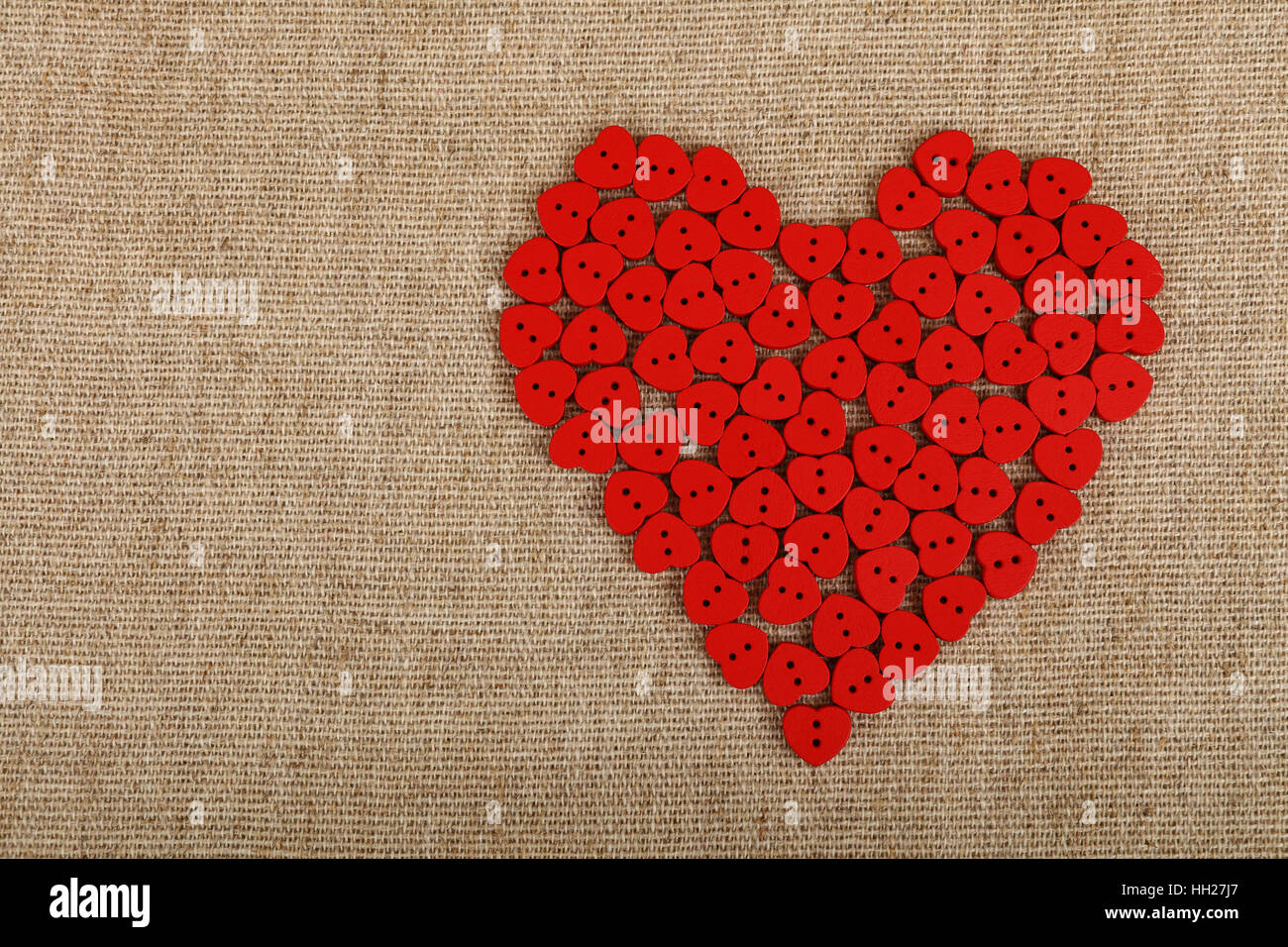 Rotes Herz geformt handgemachte hölzerne Nähen Knöpfe auf Leinwand mit  textfreiraum links, erhöhten Draufsicht Stockfotografie - Alamy