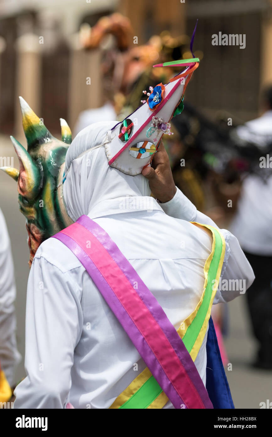 Mai 25, La Villa de Los Santos, Panama: Mann mit Maske zu Fuß auf der Straße tragen bunte Trachten, während Corpus Cristi Feier Stockfoto