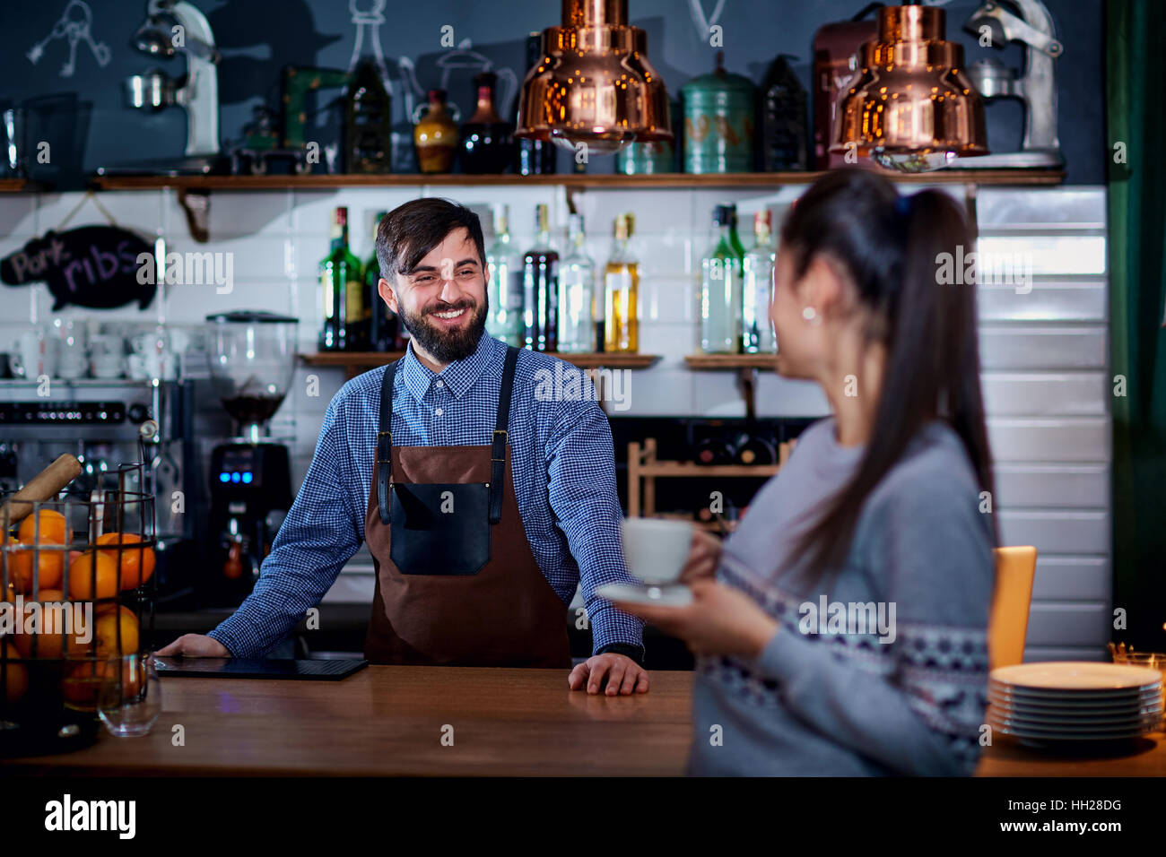 Barkeeper, Barista und Kunden in der Café-Bar-restaurant Stockfoto