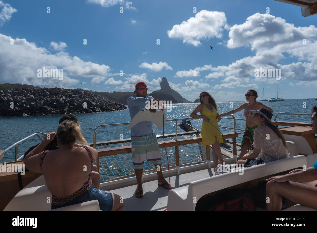 Touristen auf einem Boot erhalten Sie Anweisungen vor dem Schnorcheln, Atlantik, Insel Fernando De Noronha, Pernambuco, Brasilien Stockfoto