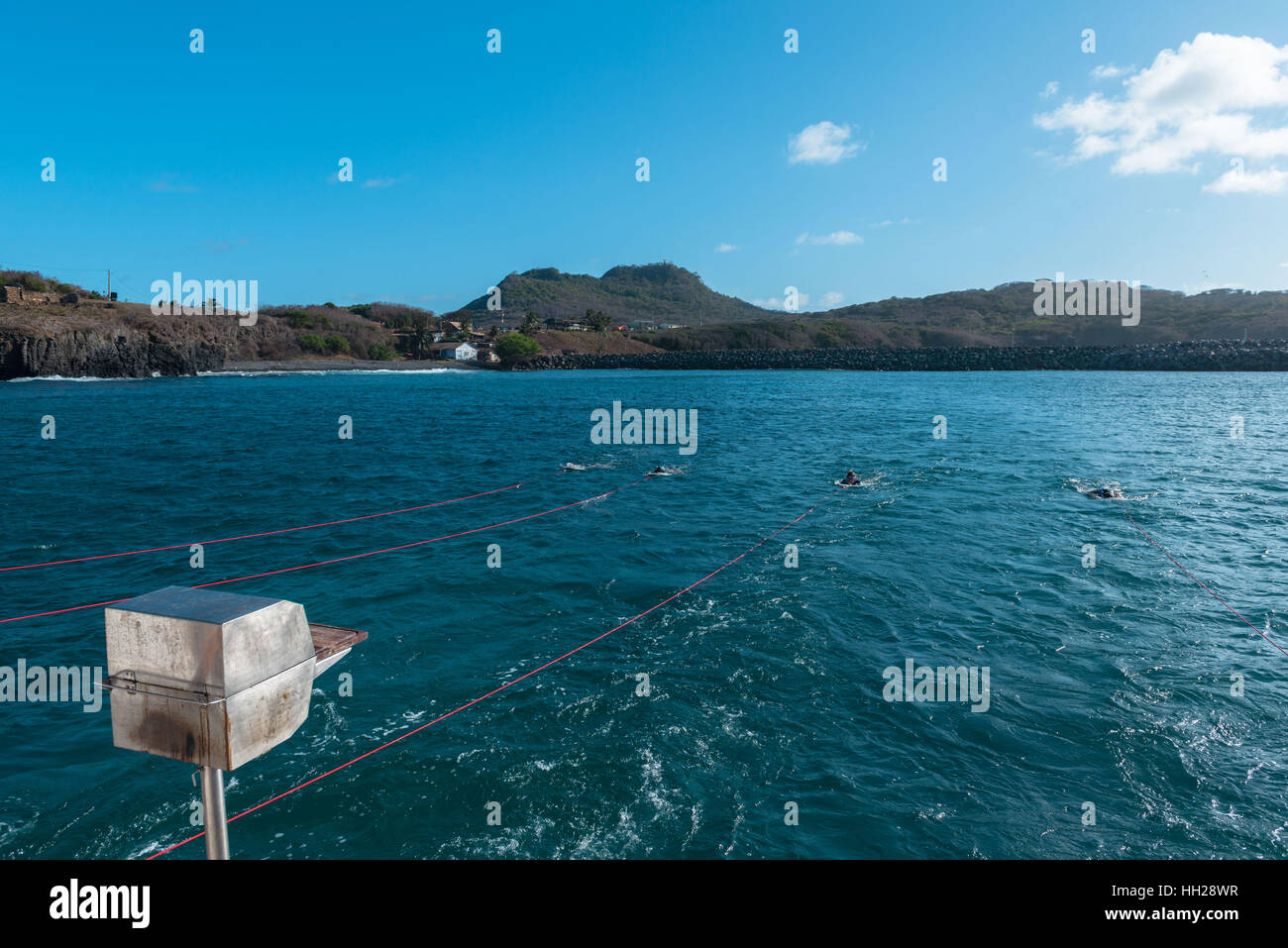 Touristen Schnorcheln vor der brasilianischen atlantischen Insel Fernando De Noronha, jeweils gezogen von einem Boot, Pernambuco, Brasilien Stockfoto