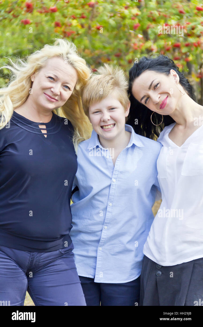 Fuß mit einem blonden jungen Europäerinnen im Herbst Stockfoto