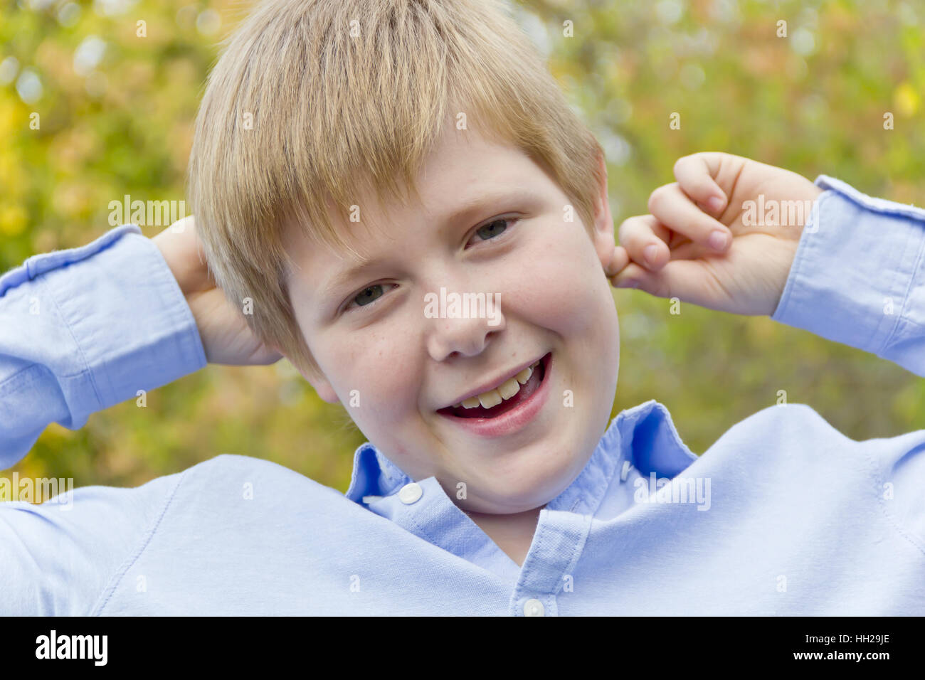 Süße blonde junge in gelben Herbstwald Stockfoto