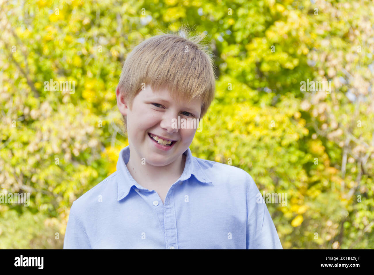 Süße blonde junge in gelben Herbstwald Stockfoto