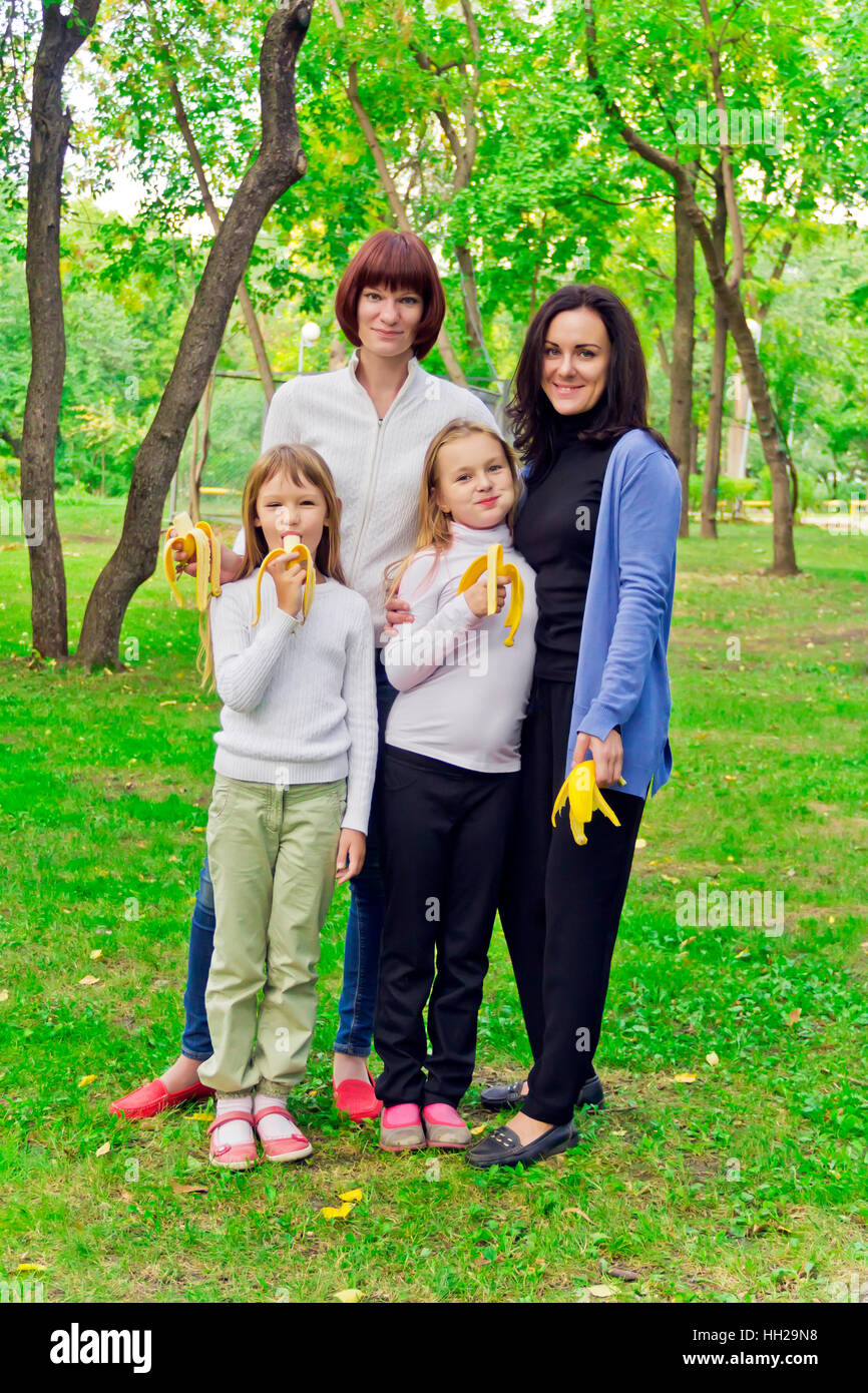 Foto der Gruppe Menschen sind Bananen essen Stockfoto