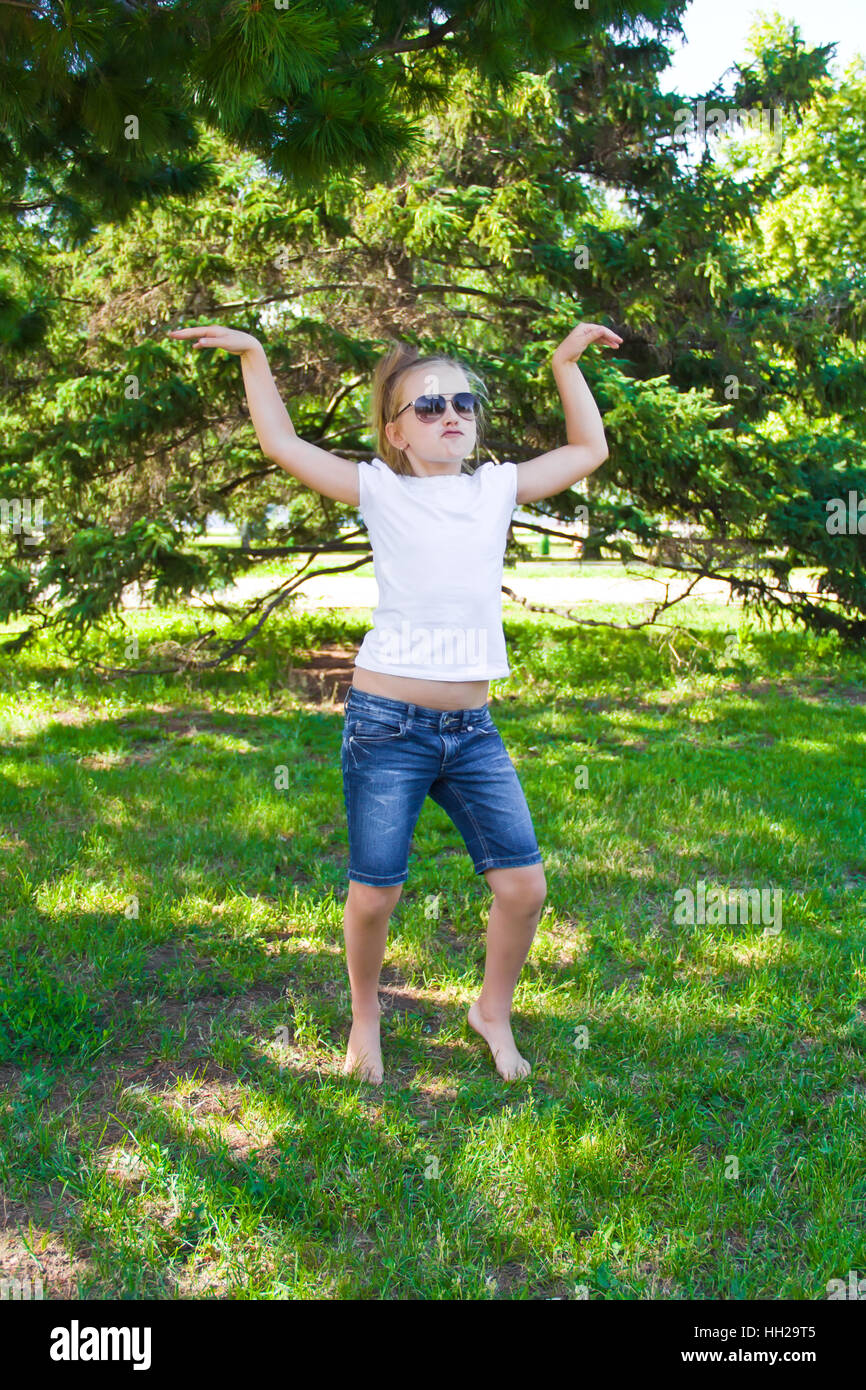 Foto von niedlichen Tanzendes Mädchen mit Sonnenbrille im Sommer Stockfoto
