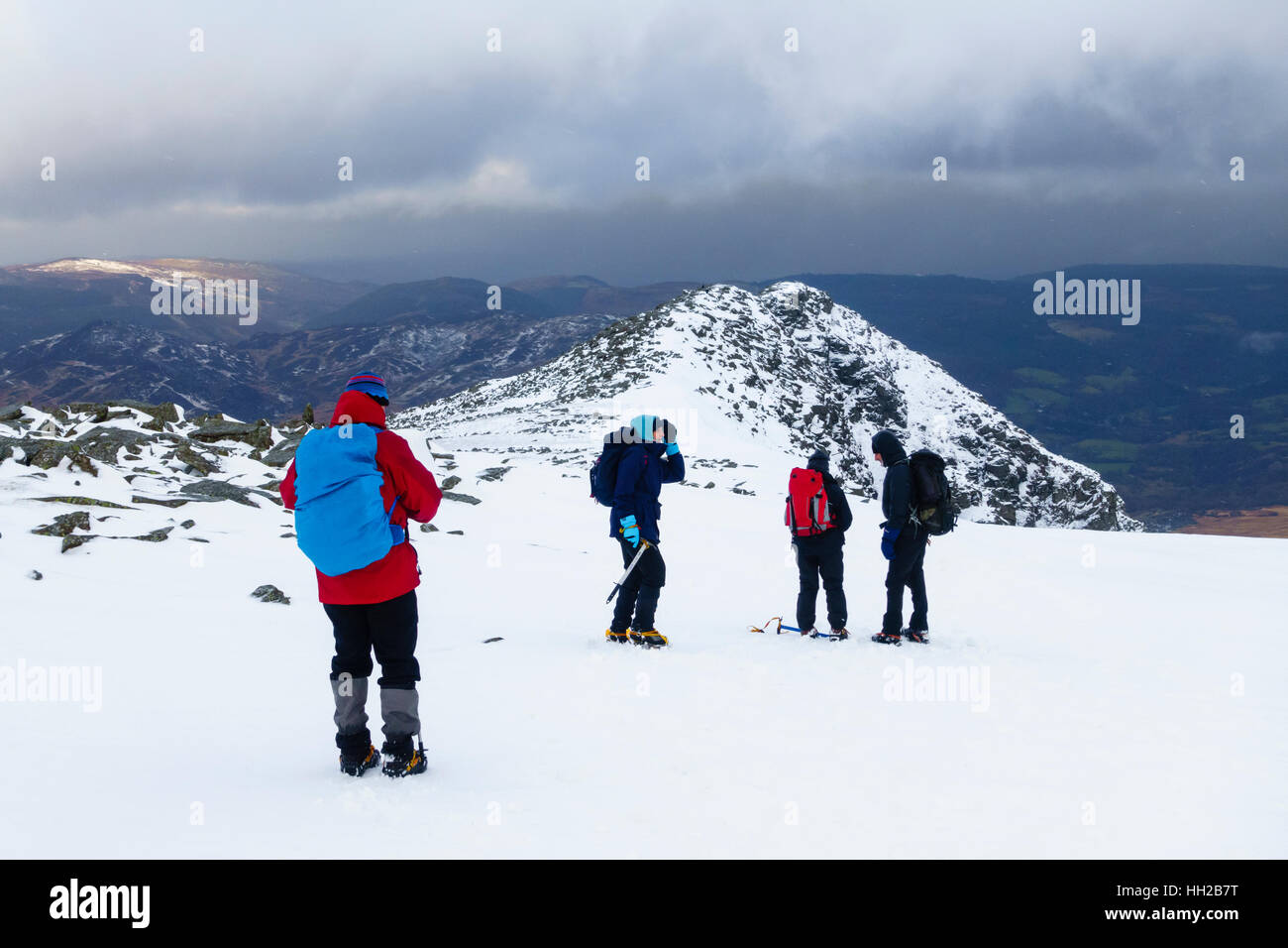 Wanderer Wandern im Schnee auf Carnedd Moel Siabod Gipfel Gipfelgrat in Snowdonia im Winter. Capel Curig, Conwy, Wales, Großbritannien, Großbritannien Stockfoto