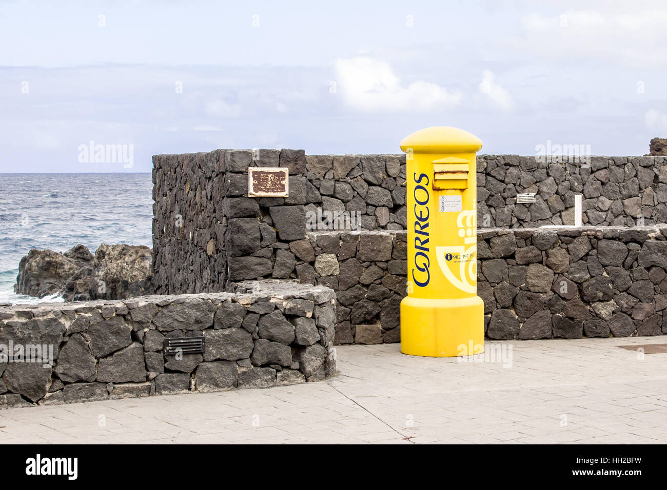 Einen spanischen gelben Briefkasten betrieben am Meer in Santa Cruz, La Palma, Kanarische Inseln, Spanien. Stockfoto