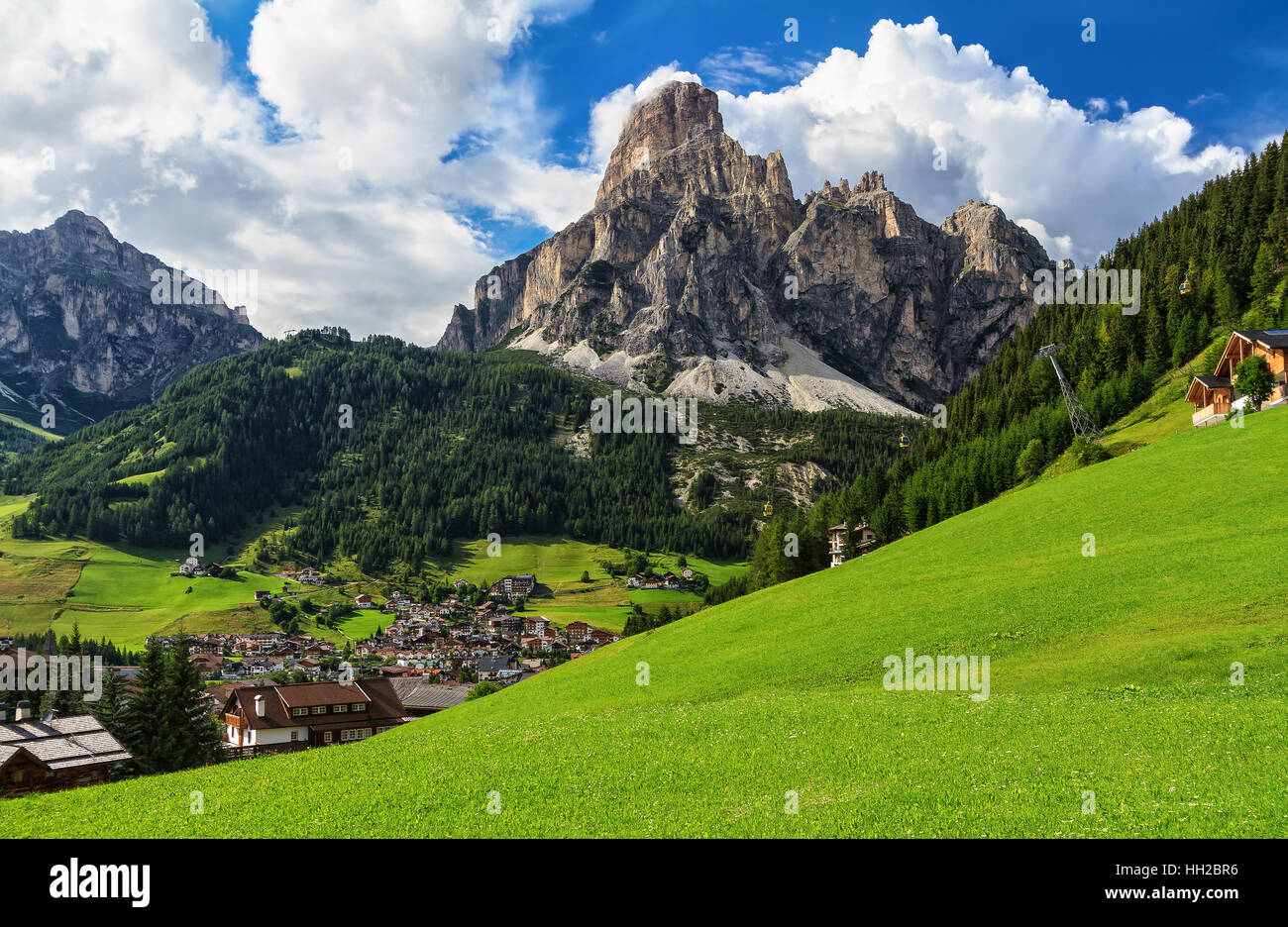 Überblick über Corvara in Badia Stadt und Sassongher montieren, Südtirol, Italien Stockfoto