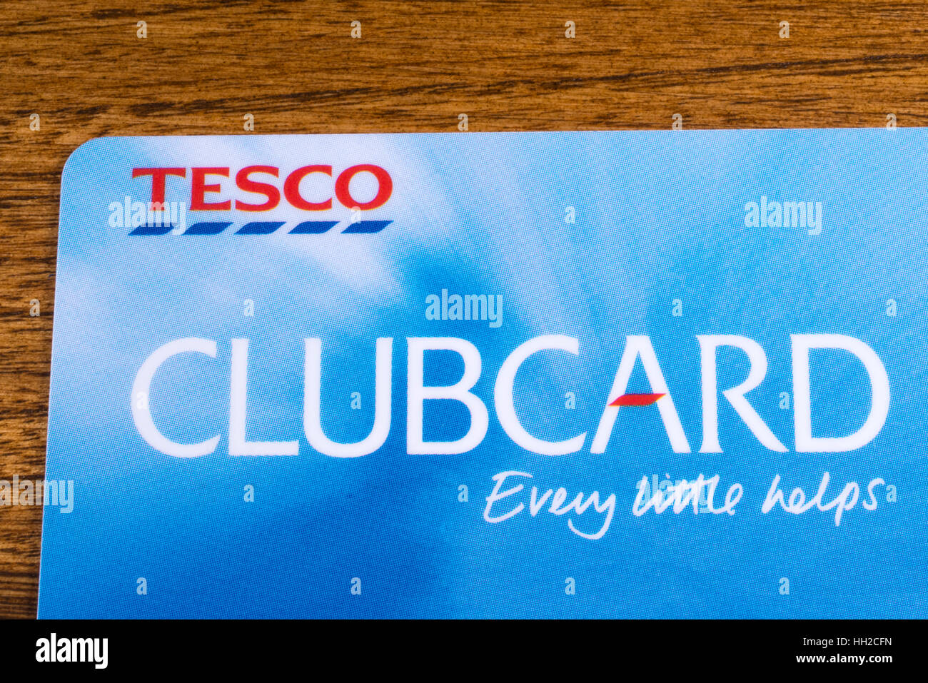 LONDON, UK - 13. Januar 2017: Eine Nahaufnahme von einem Tesco Clubcard auf eine Holzoberfläche auf 13. Januar 2017 abgebildet. Stockfoto