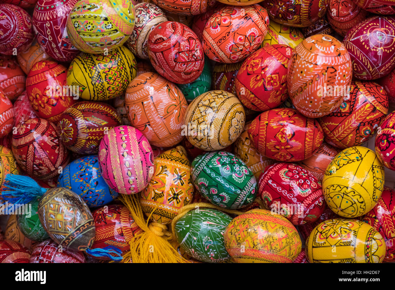 Dekorierte Ostereier in verschiedenen Farben Stockfoto