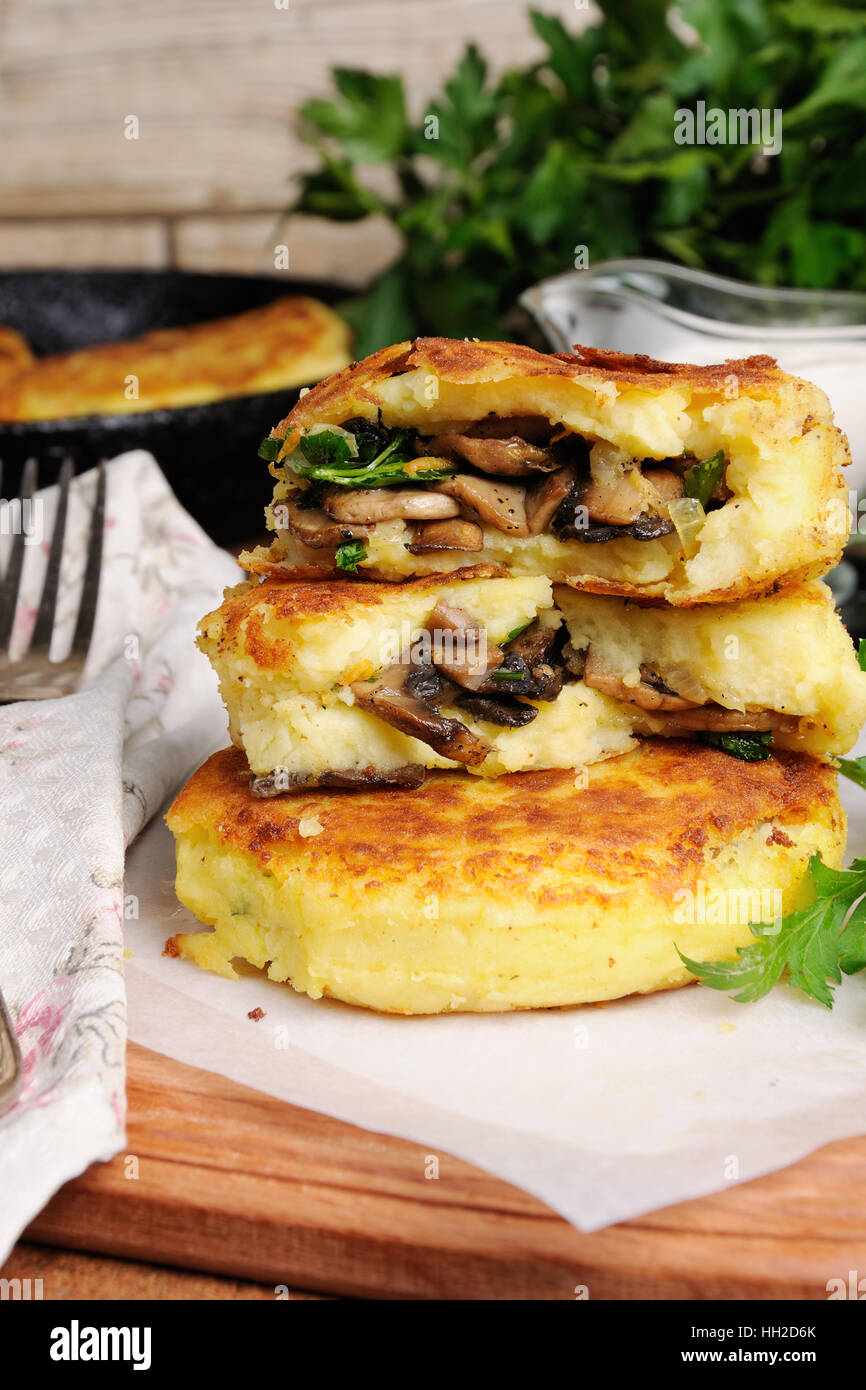 Kartoffel Kuchen (Herd) gefüllte Champignons mit Kräuter der Tabelle Stockfoto