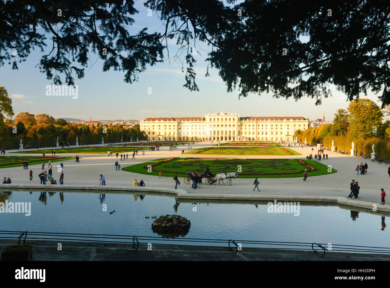 Wien, Wien: Schlosspark Schönbrunn, Aussehen von Neptuns gut zur Burg, 13., Wien, Österreich Stockfoto