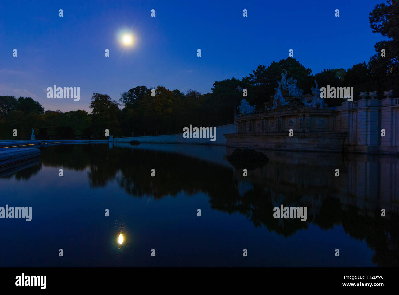 Wien, Wien: Schlosspark Schönbrunn, Neptun Brunnen mit Vollmond, 13., Wien, Österreich Stockfoto