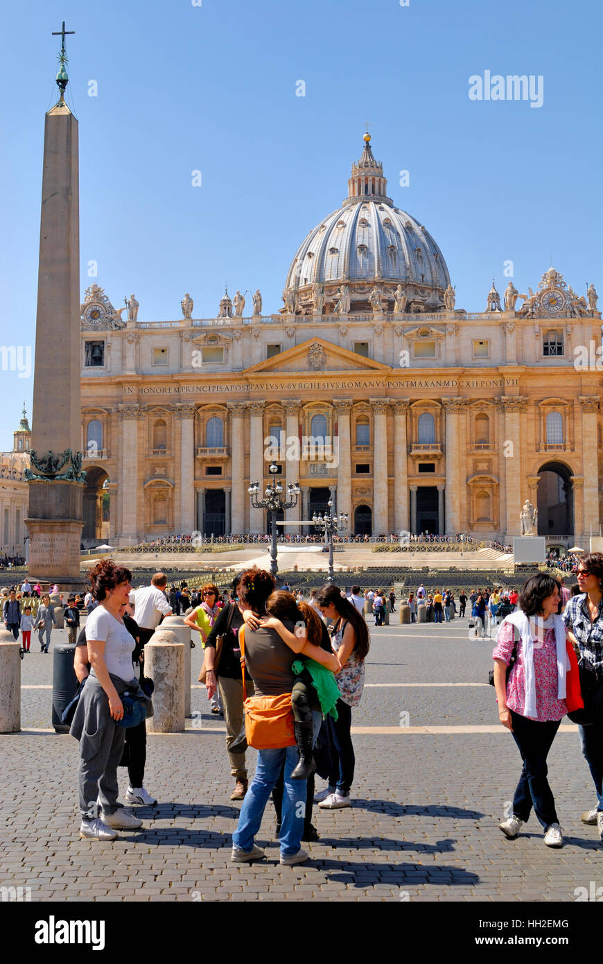 Str. Peters Basilica, überfüllt mit Touristen und Pilger, nicht identifizierte, von überall auf der Welt. 13. April 2013 in Rom, Italien. Stockfoto