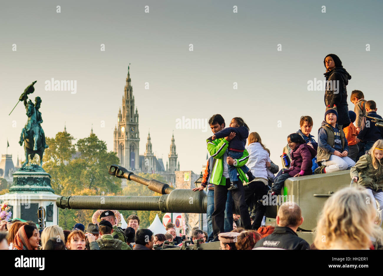 Wien, Wien: Leistung zeigen des Bundesheeres am Nationalfeiertag am Heldenplatz, im Hintergrund das Rathaus; Besucher auf eine Schlacht-t Stockfoto