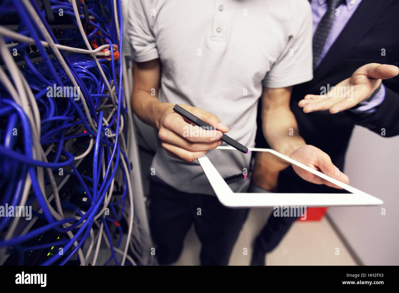 Hauptwagen und Business Mann in Netzwerk-Server-Raum mit digital-Tablette Stockfoto