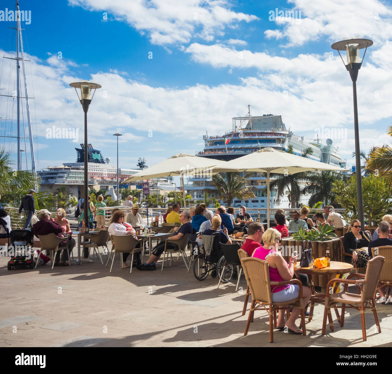 Kreuzfahrtpassagiere in bar mit Blick auf Hafen in der Nähe von Parque Santa Catalina in Las Palmas, Gran Canaria, Kanarische Inseln, Spanien Stockfoto