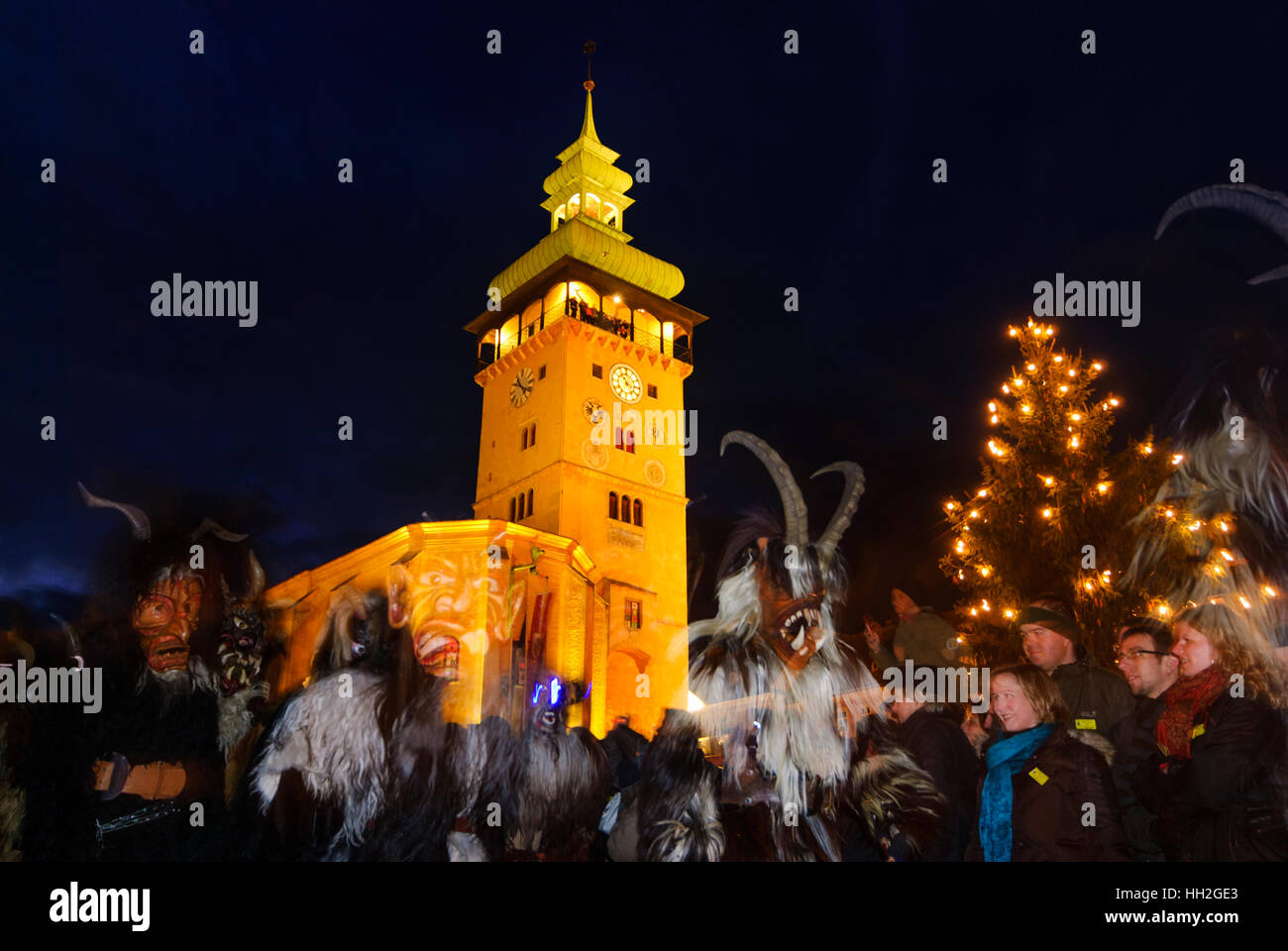 Retz: Perchtenlauf am Hauptplatz vor dem Rathaus, Perchten laufen, Weinviertel, Niederösterreich, Niederösterreich, Österreich Stockfoto