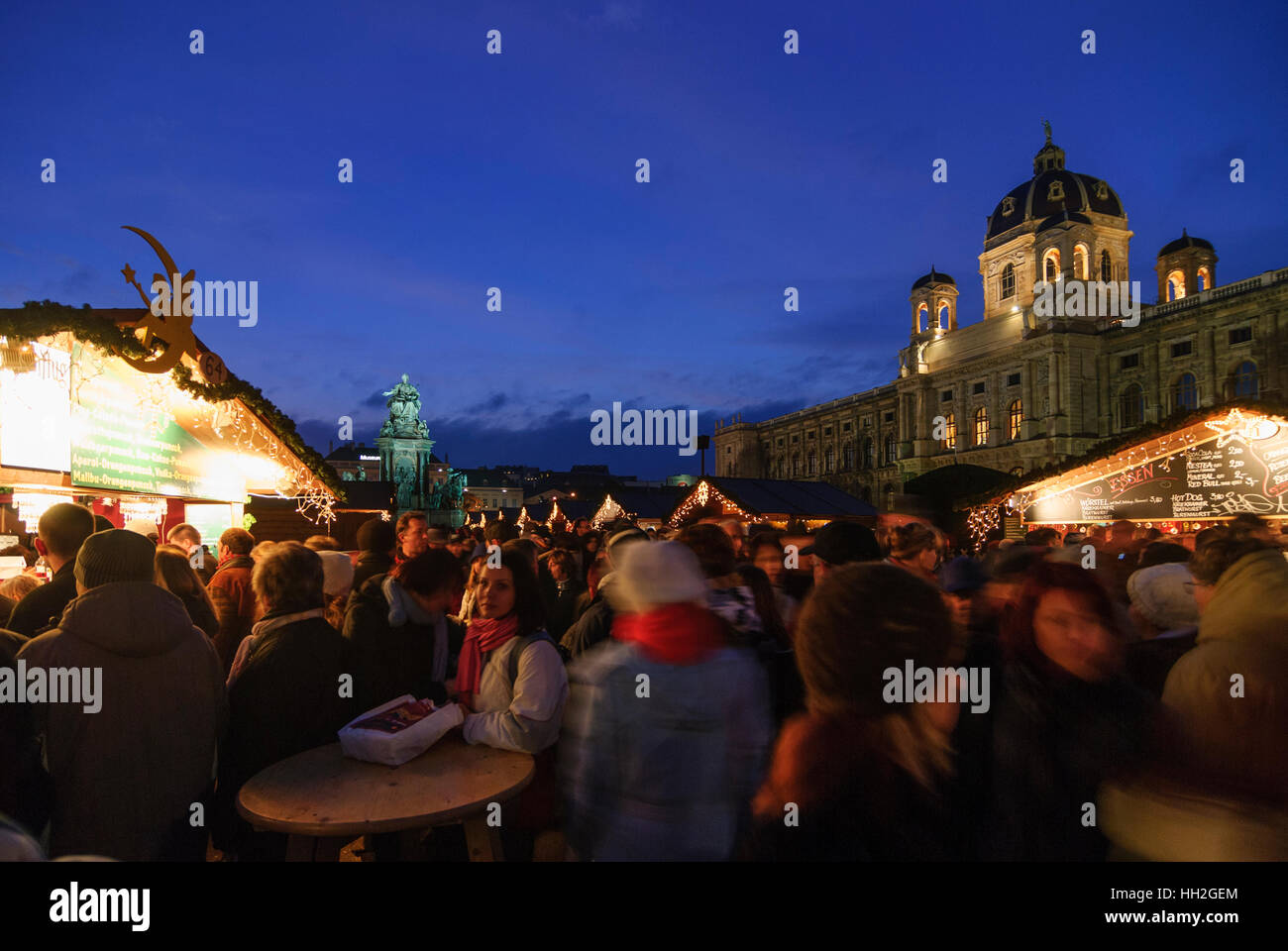 Wien, Wien: Weihnachten Markt Christkindlmarkt auf der Maria-Theresien-Platz (Maria-Theresien-Platz), im Hintergrund das Museum of Natural History ein Stockfoto