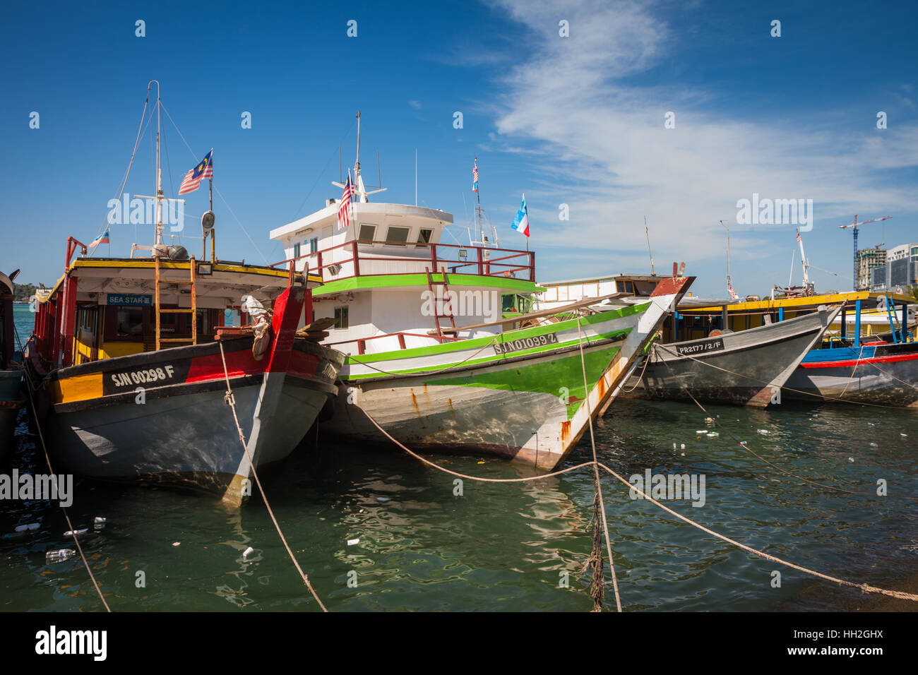 Angelboote/Fischerboote im Hafen, Kota Kinabalu, Malaysia Borneo Stockfoto